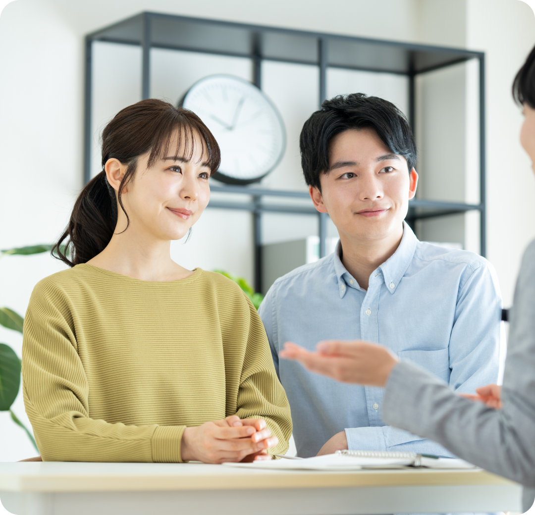 ご夫婦がスタッフに家づくりの相談をしている様子