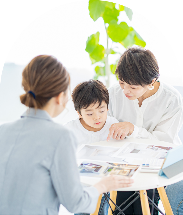 親子で家づくりの資料を見ている様子