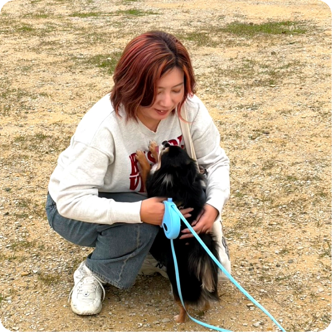 愛犬を抱く女性