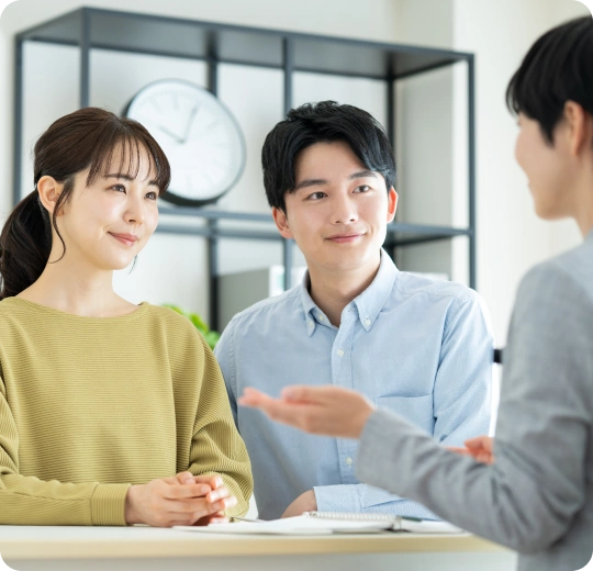 笑顔で家づくりの相談をするご夫婦とスタッフ