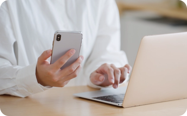 オンライン相談予約のイメージ - スマートフォンとPCを使う様子