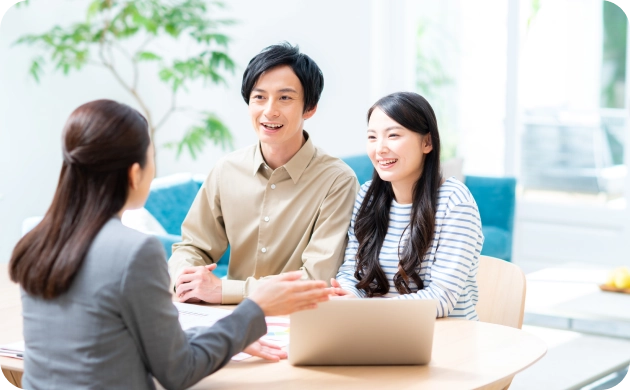笑顔でヒアリングを受けるご夫婦とスタッフ