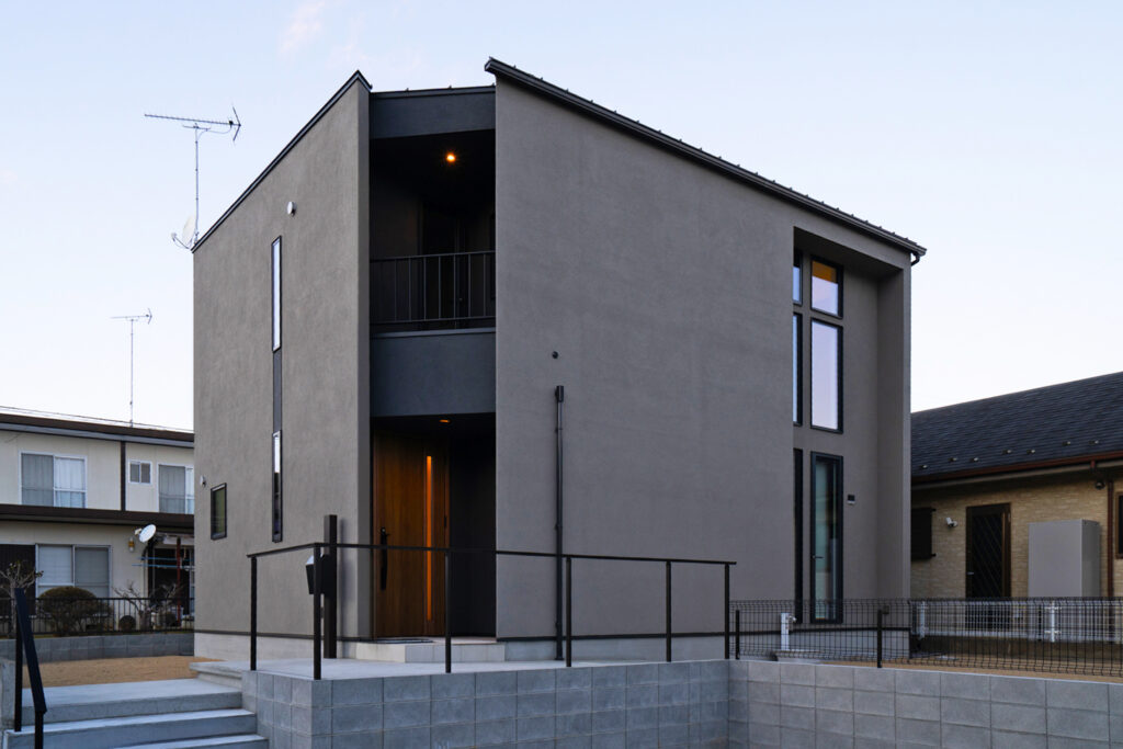 toiro（トイロ）の施工事例 - グレー塗壁のモダンな2階建て外観